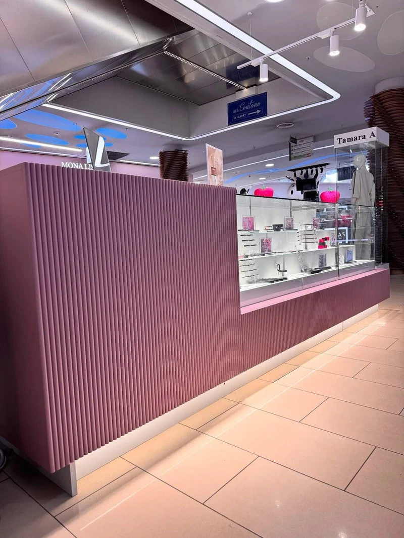 Mobilă pentru butic de cosmetică 3